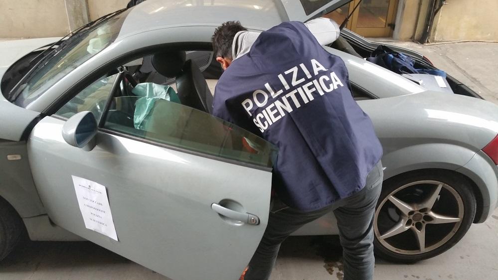 Spaccata in farmacia, i ladri scappano buttandosi nel fiume