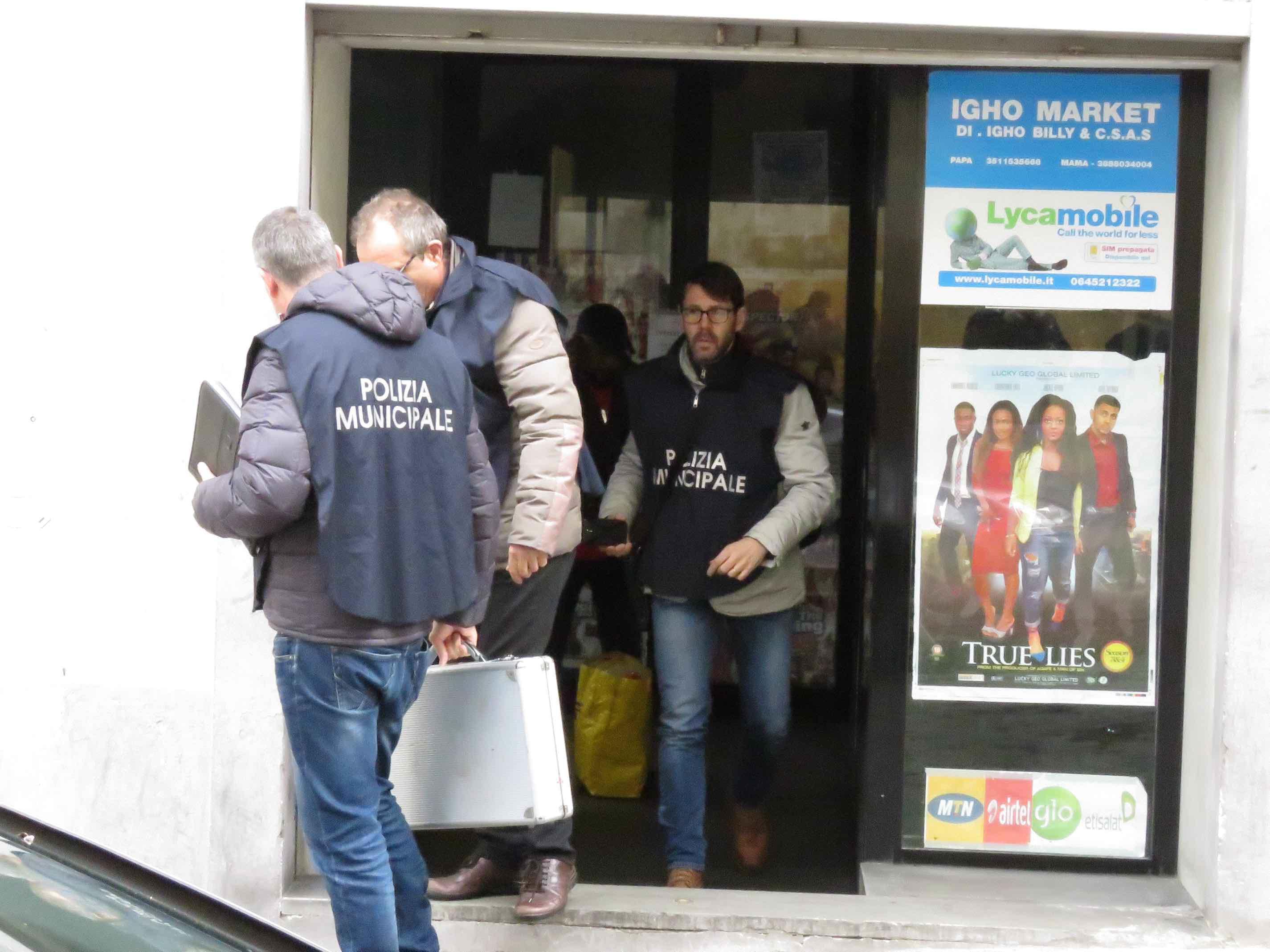 19 febbraio 2016: la polizia municipale chiude il phone center di via Tintori