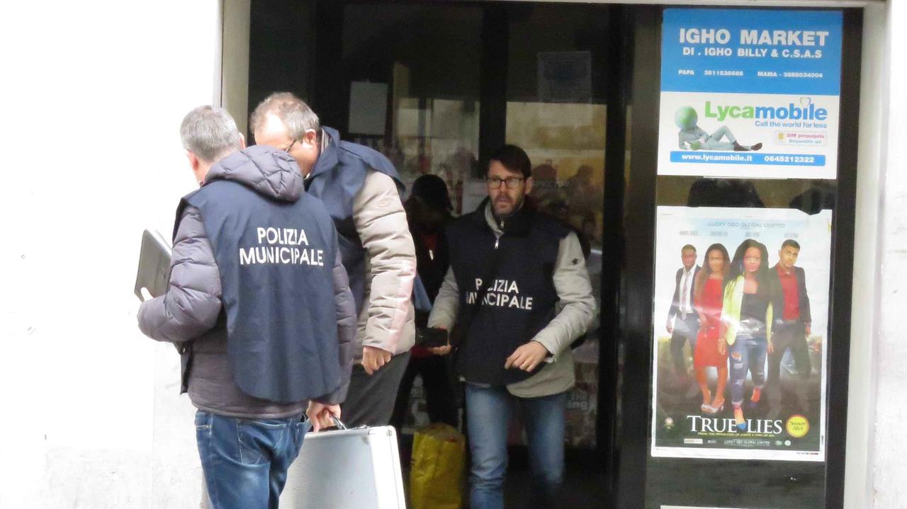 19 febbraio 2016: la polizia municipale chiude il phone center di via Tintori