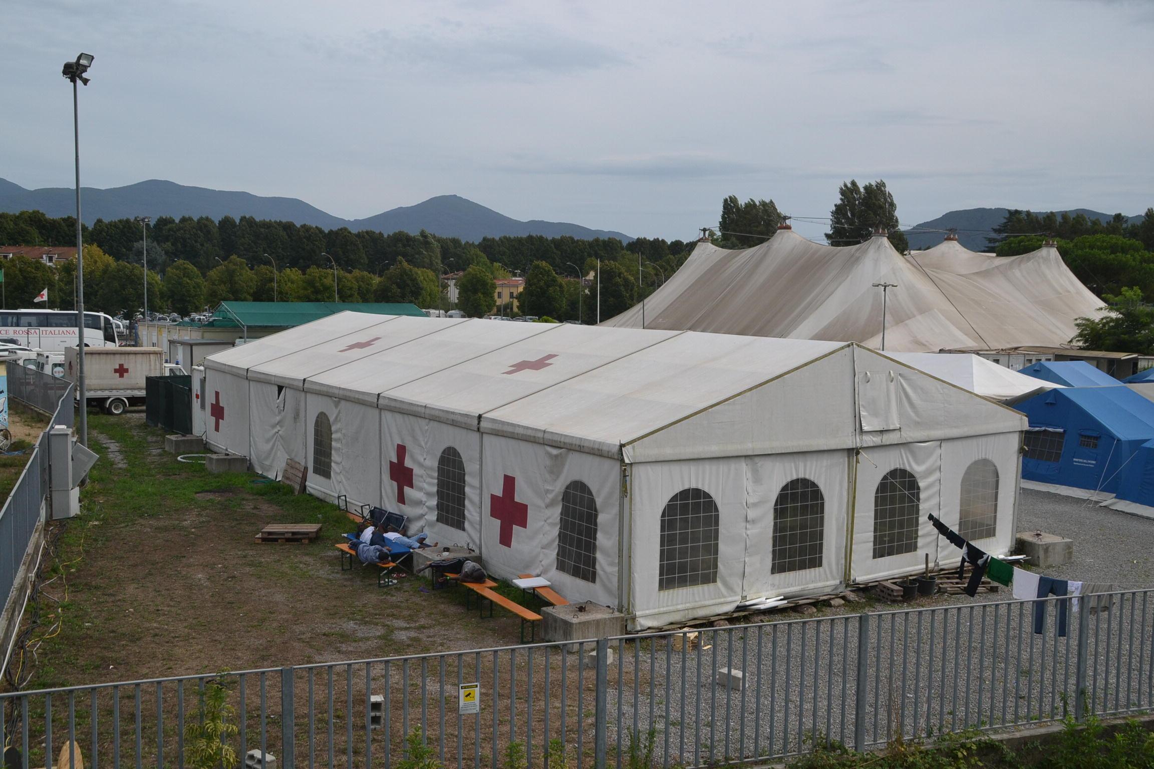 La tensostruttura della Croce Rossa che ospita i profughi a Lucca