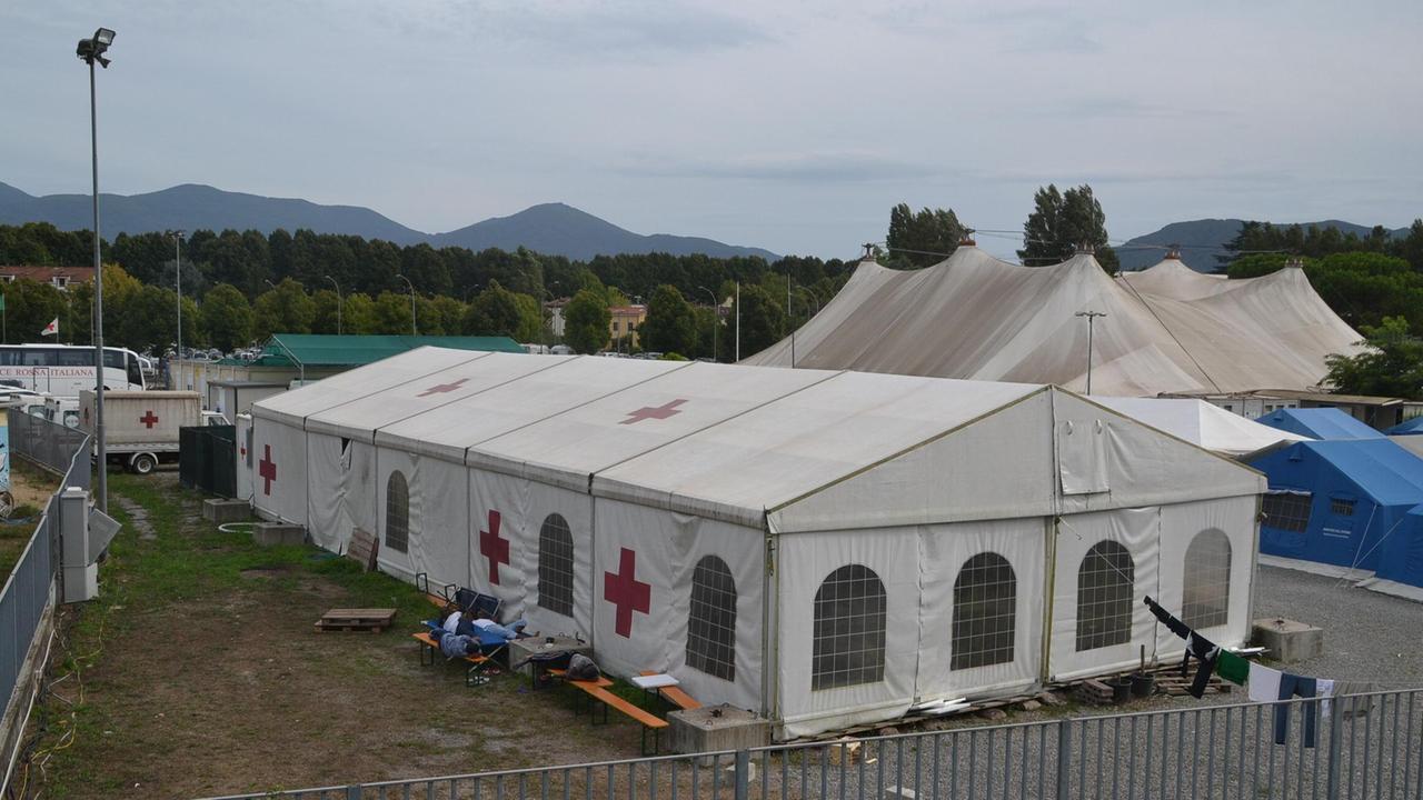 La tensostruttura della Croce Rossa che ospita i profughi a Lucca