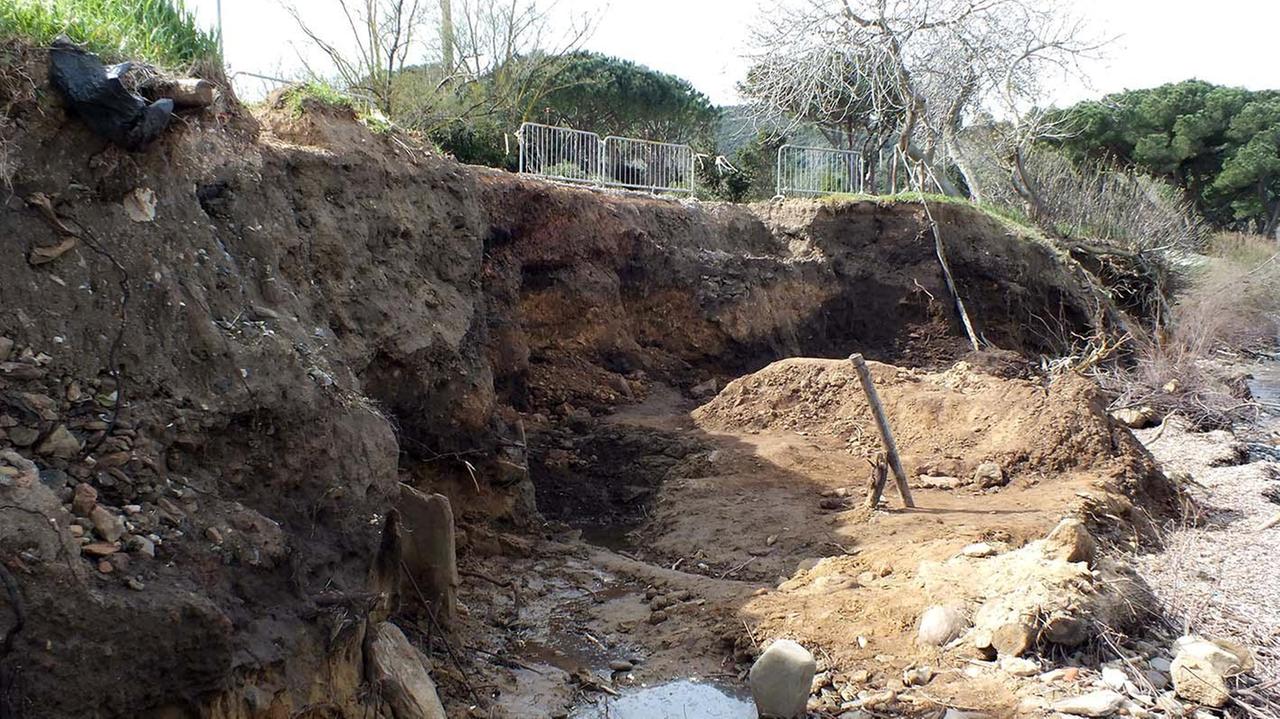 Voragine per gli scavi archeologici sulla spiaggia che sarà ripristinata (foto Paolo Barlettani)