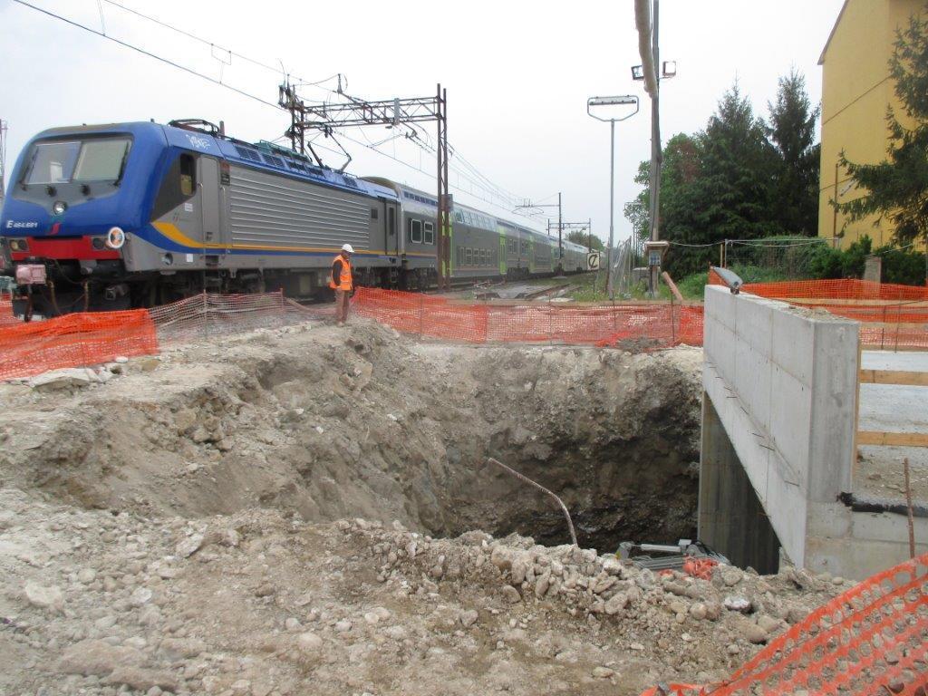 A destra  il monolite che si muove verso la linea ferroviaria