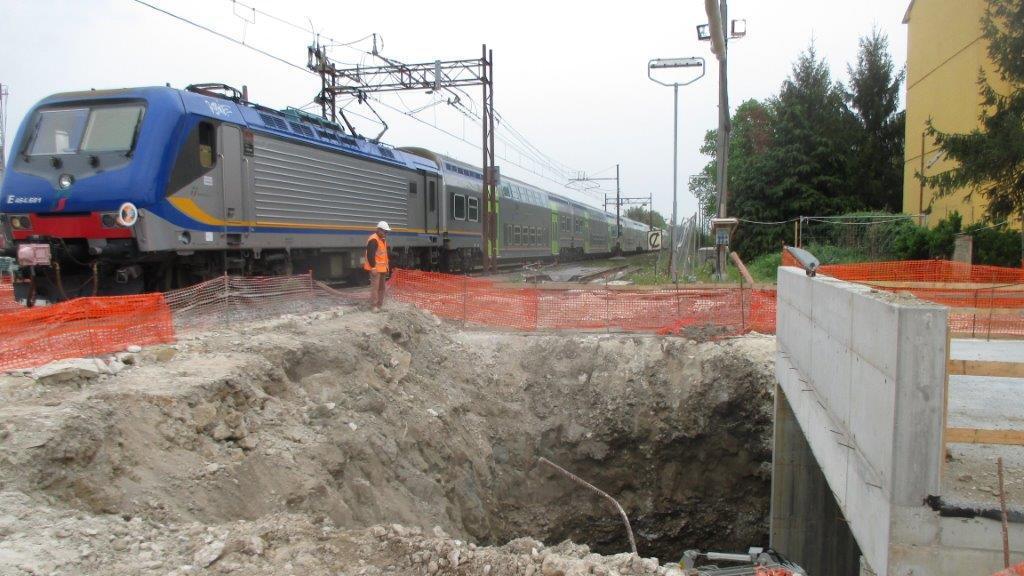 A destra il monolite che si muove verso la linea ferroviaria