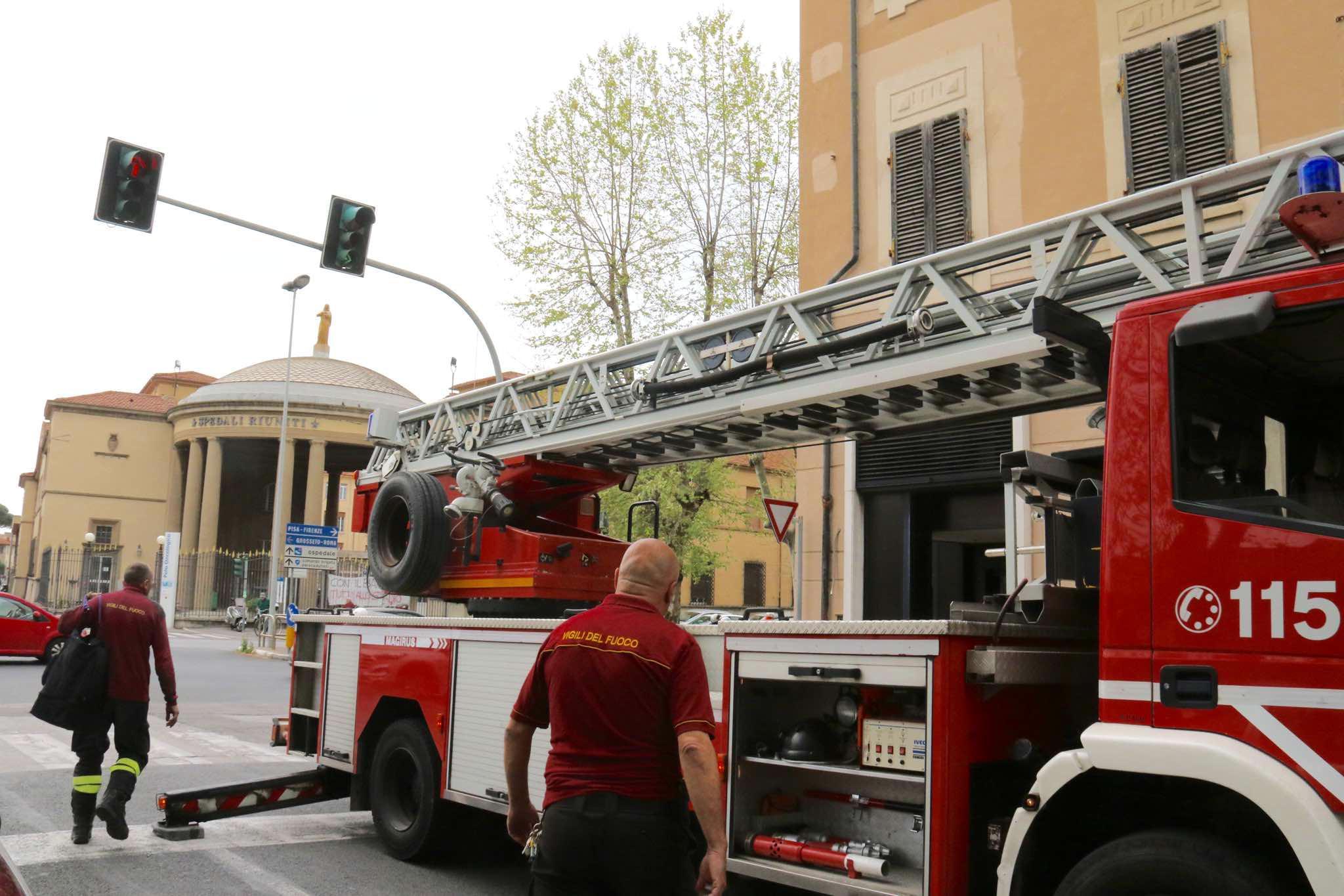 I vigili del fuoco in viale Alfieri (Pentafoto)