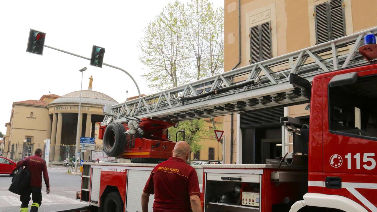 I vigili del fuoco in viale Alfieri (Pentafoto)