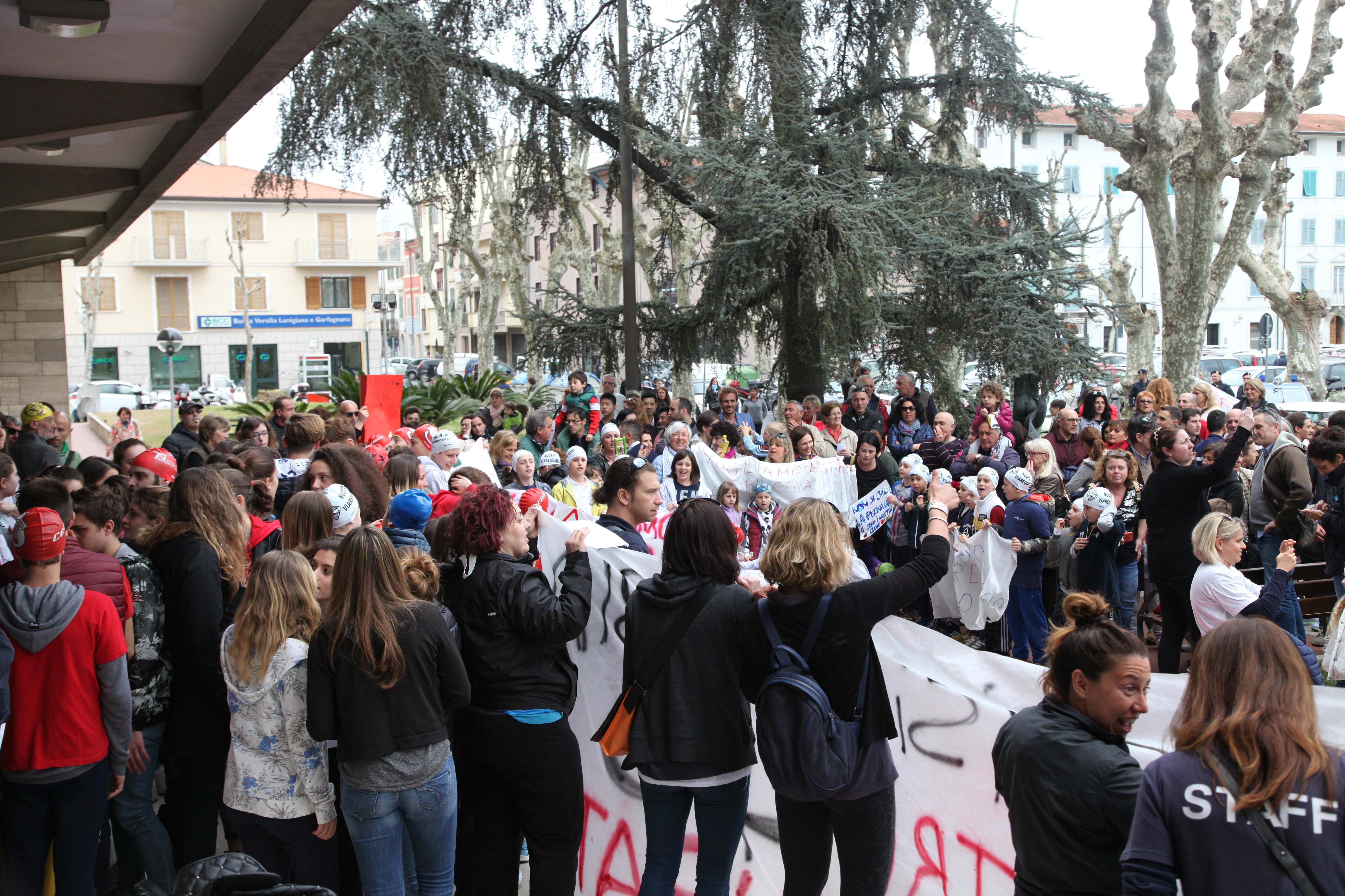Adulti e bambini protestano sotto il municipio di Viareggio