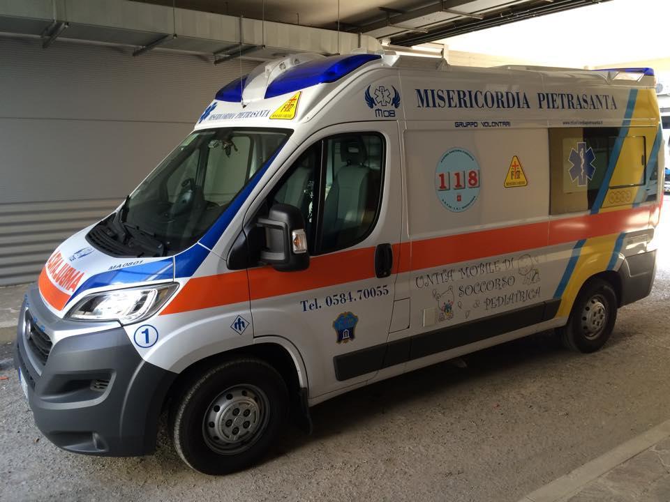 Un'autoambulanza di un'associazione di volontariato di Pietrasanta (foto di archivio)