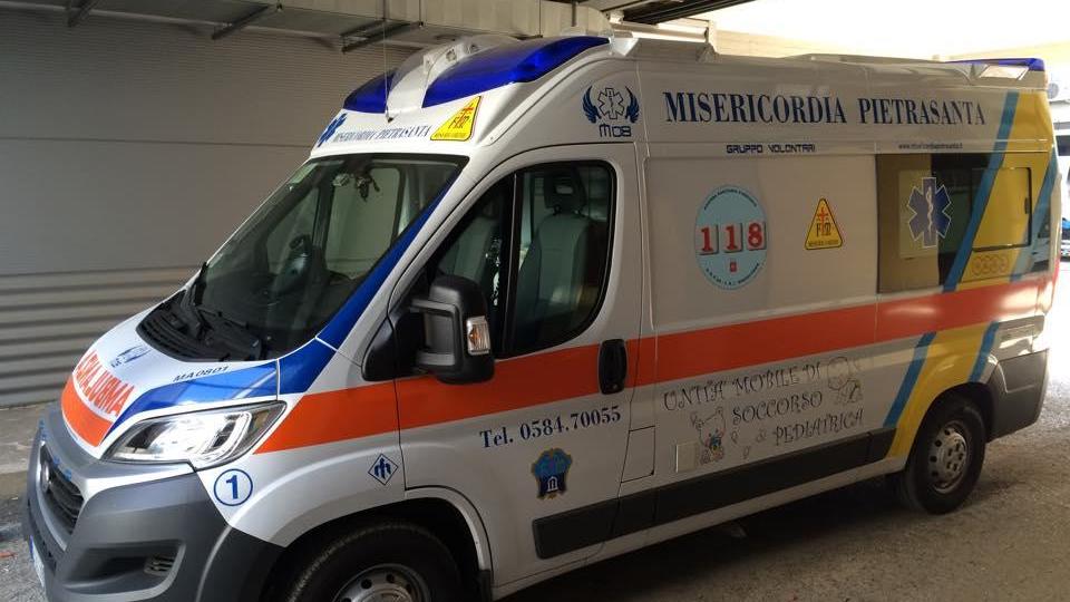 Un'autoambulanza di un'associazione di volontariato di Pietrasanta (foto di archivio)