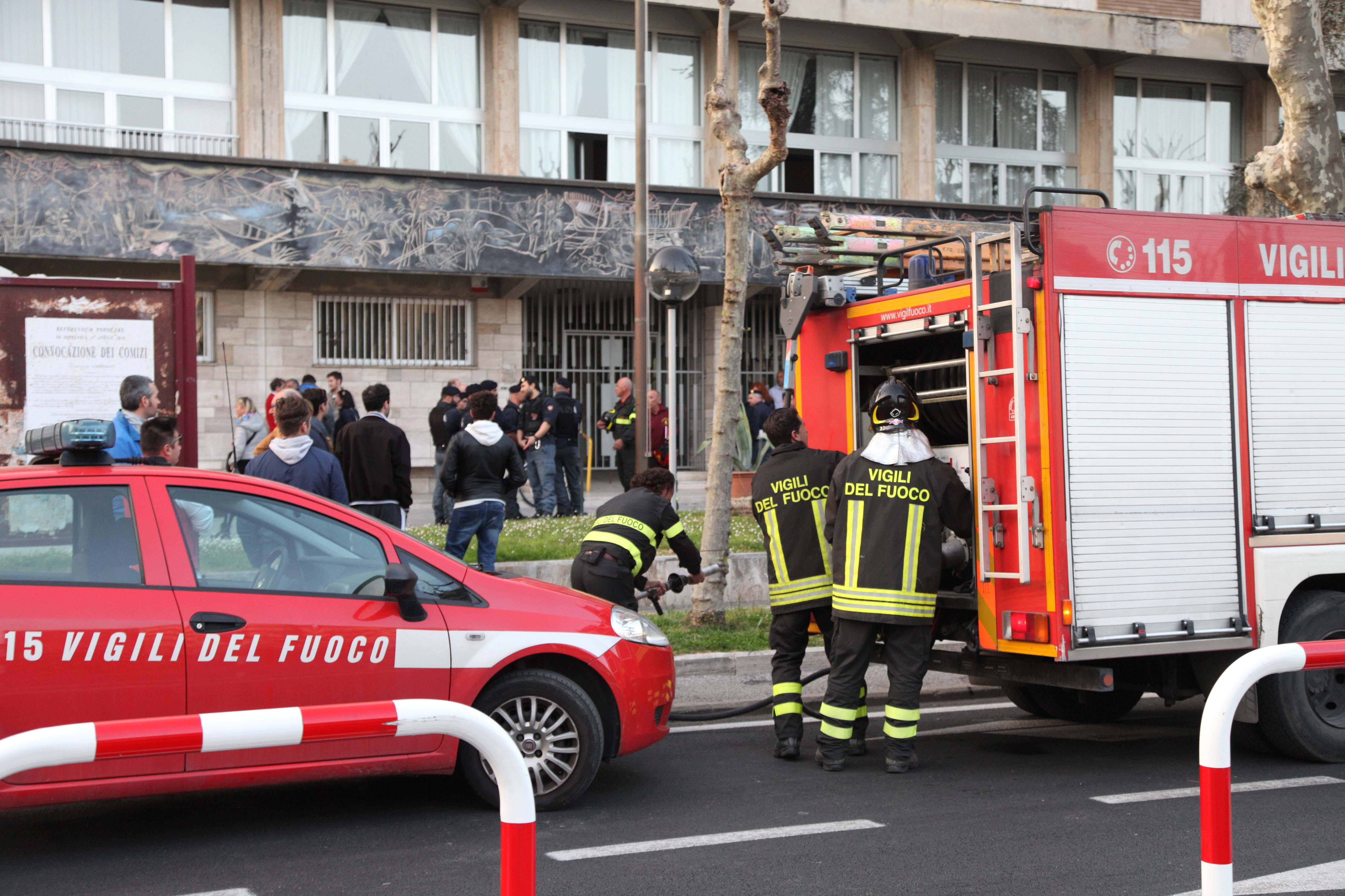 I vigili del fuoco e le forze dell'ordine davanti all'ingresso del municipio