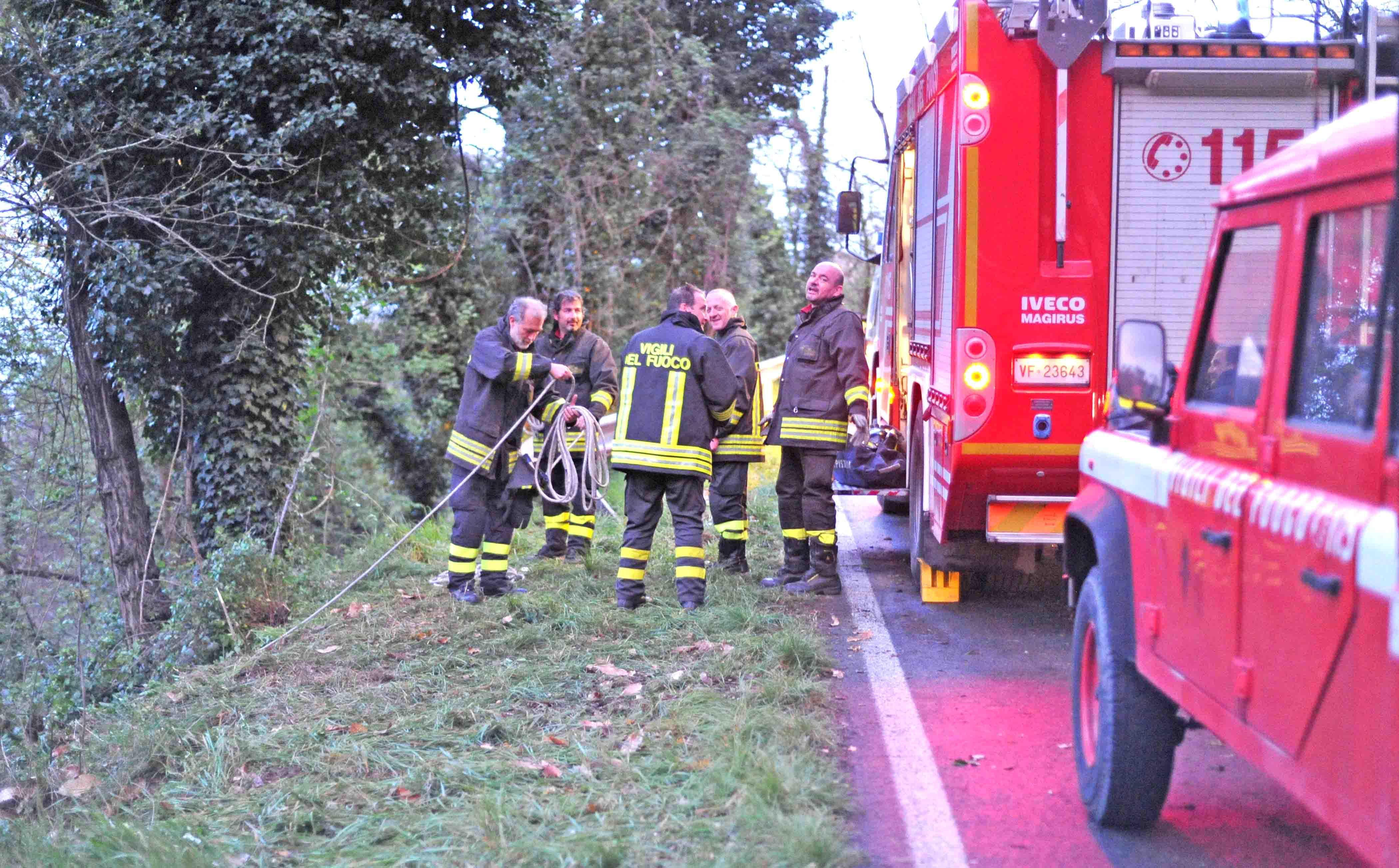 I vigili del fuoco all'opera sul luogo dell'incidente (foto Lorenzo Gori)