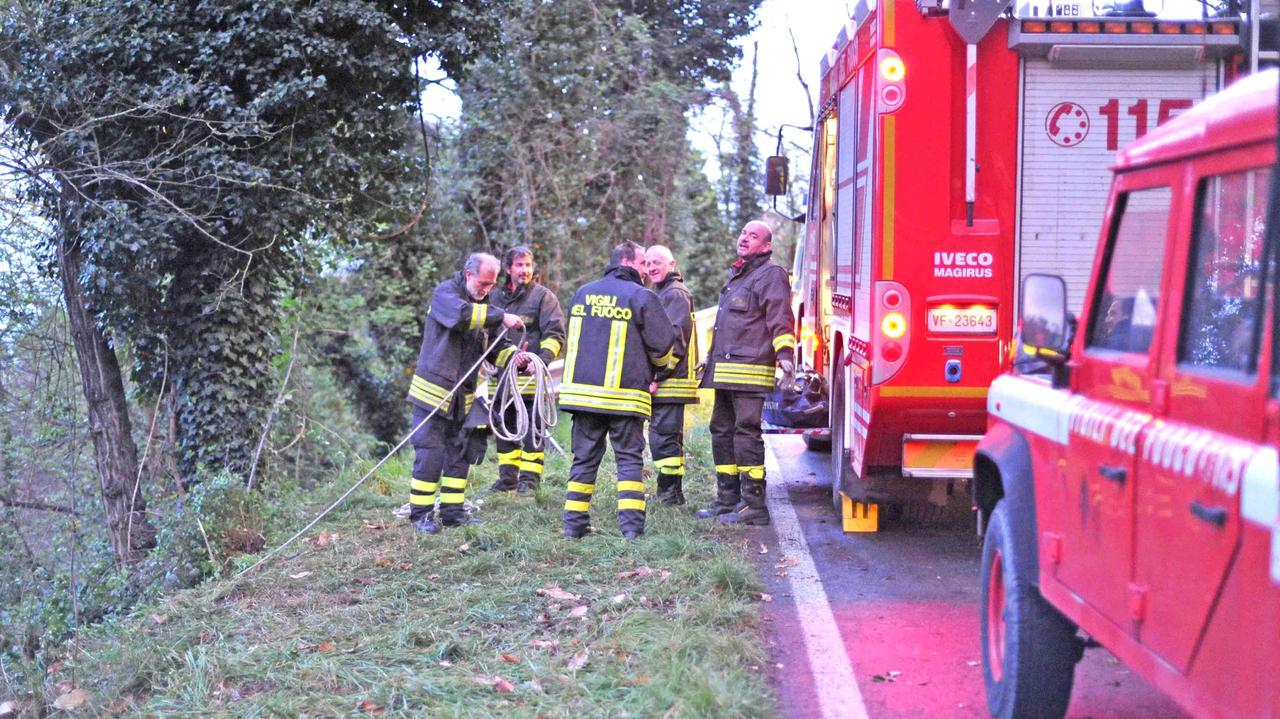 I vigili del fuoco all'opera sul luogo dell'incidente (foto Lorenzo Gori)
