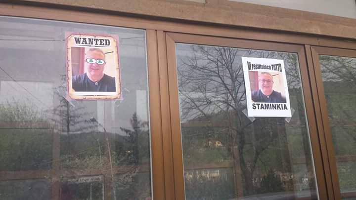 I volantini con la foto di Polizzi affissi (e poi rimossi) all'ufficio postale di Nievole