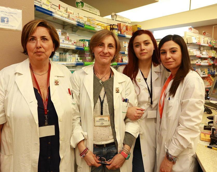 Lo staff della farmacia comunale di via dei Cappuccini a Empoli