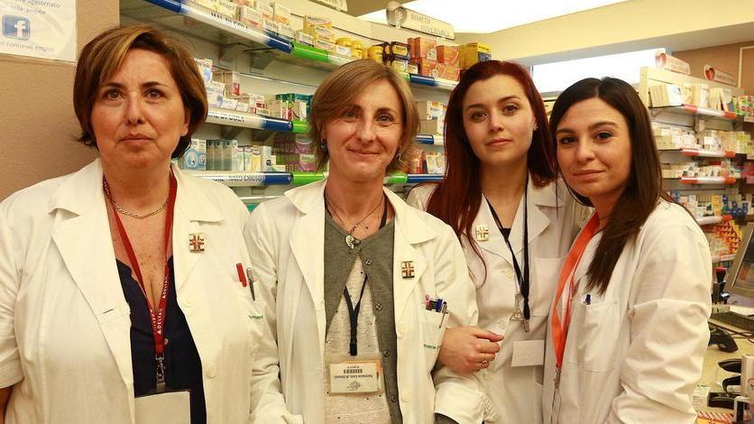 Lo staff della farmacia comunale di via dei Cappuccini a Empoli