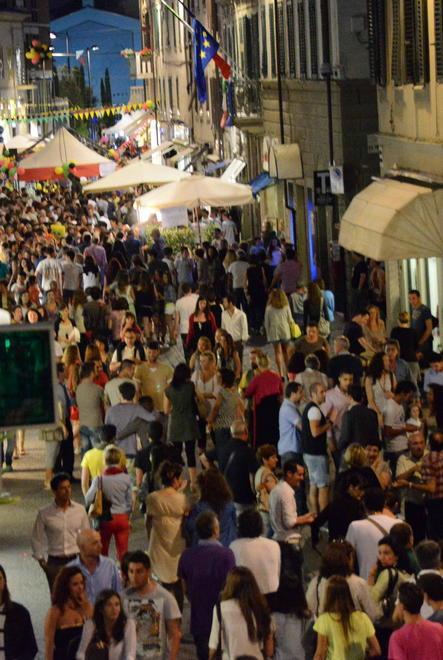 Commercianti divisi sulle aperture in onore della Vespa 