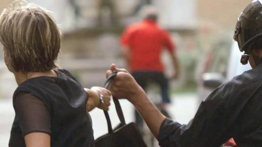 Magistrato preleva i soldi al bancomat poi viene rapinato