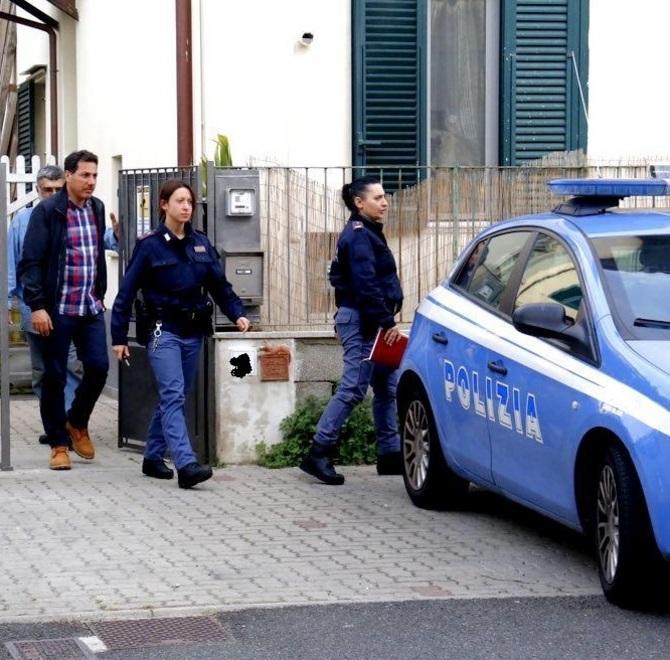 Anziana rapinata vicino a casa: due in azione, uno le strappa la catenina d’oro