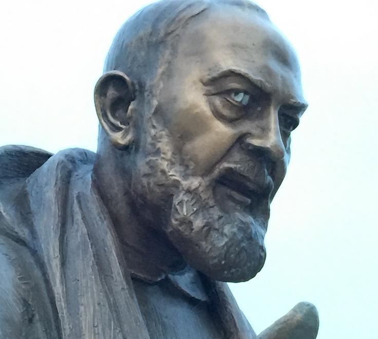 Sfregiata da vandali la statua di Padre Pio 