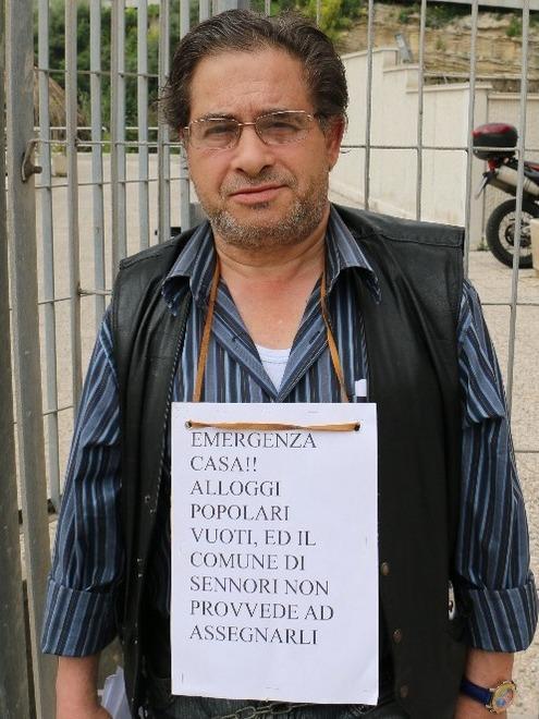 Invalido si incatena in municipio: «Datemi una casa» 