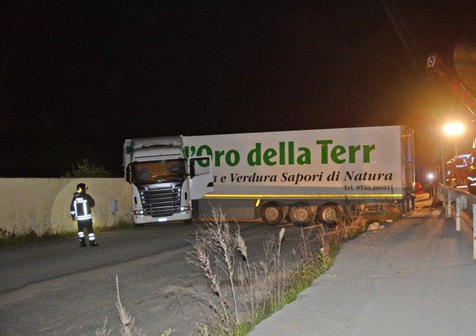 I pompieri “liberano” un autoarticolato