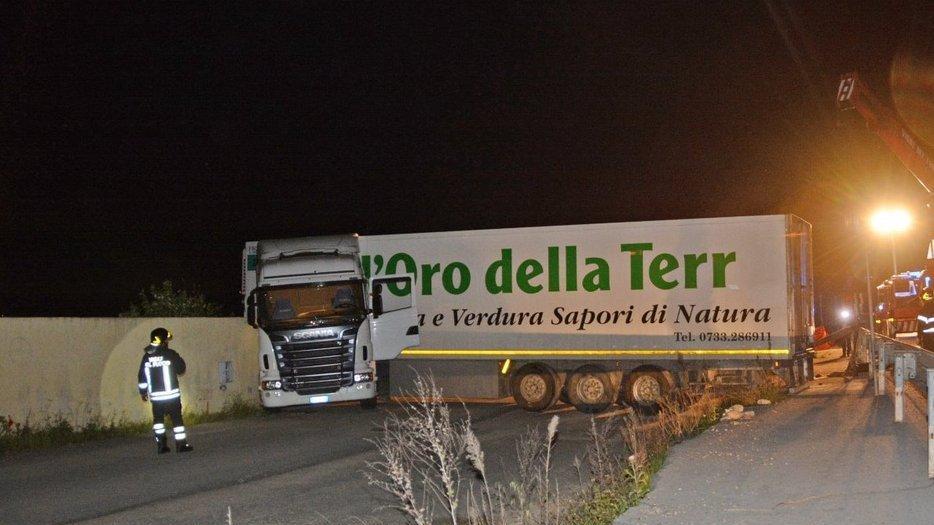 I pompieri “liberano” un autoarticolato