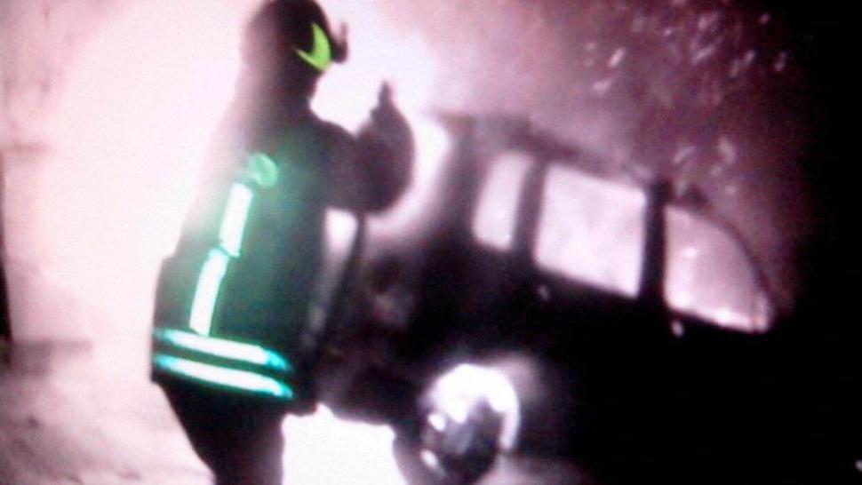 Incendiari in azione di notte bruciato un suv Mercedes