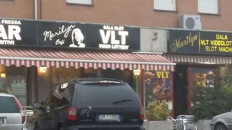 Rissa nel piazzale, ragazzo grave