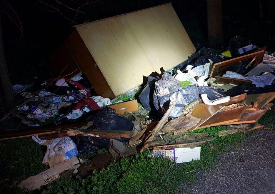 Gettano i rifiuti ma vengono trovati e obbligati a pulire