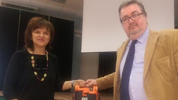 Il gruppo Mikael dona un defibrillatore alle scuole medie
