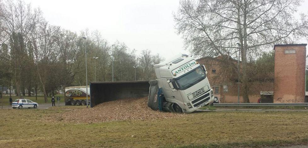 Un camion si ribalta e perde il carico di pietrisco