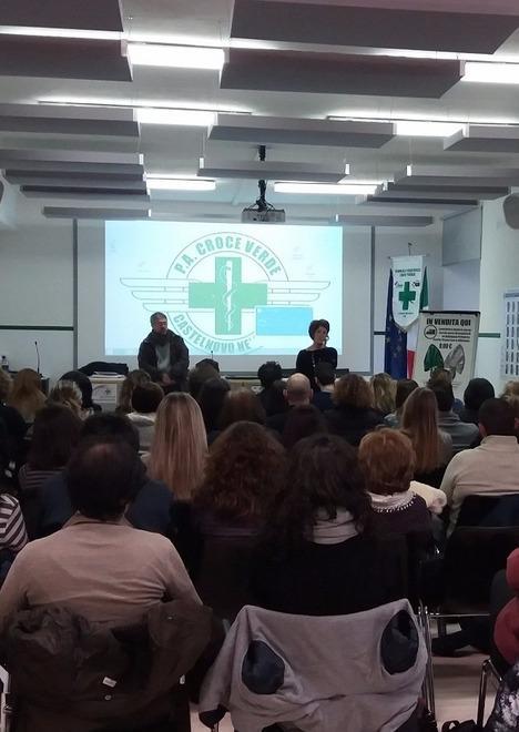 I prof a lezione per insegnare i rischi del cyberbullismo 