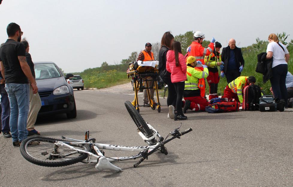 In bici centrata da un’auto grave una donna di 47 anni 