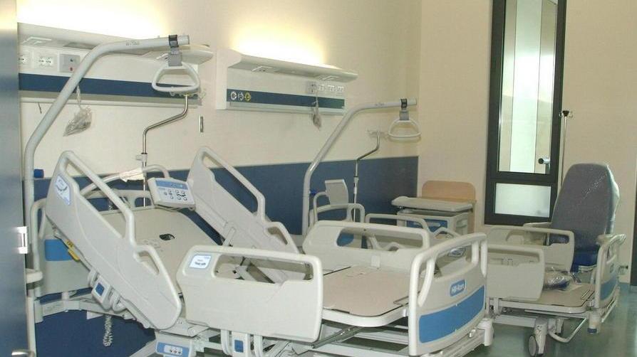 Donna si sente male, la ricoverano con un uomo