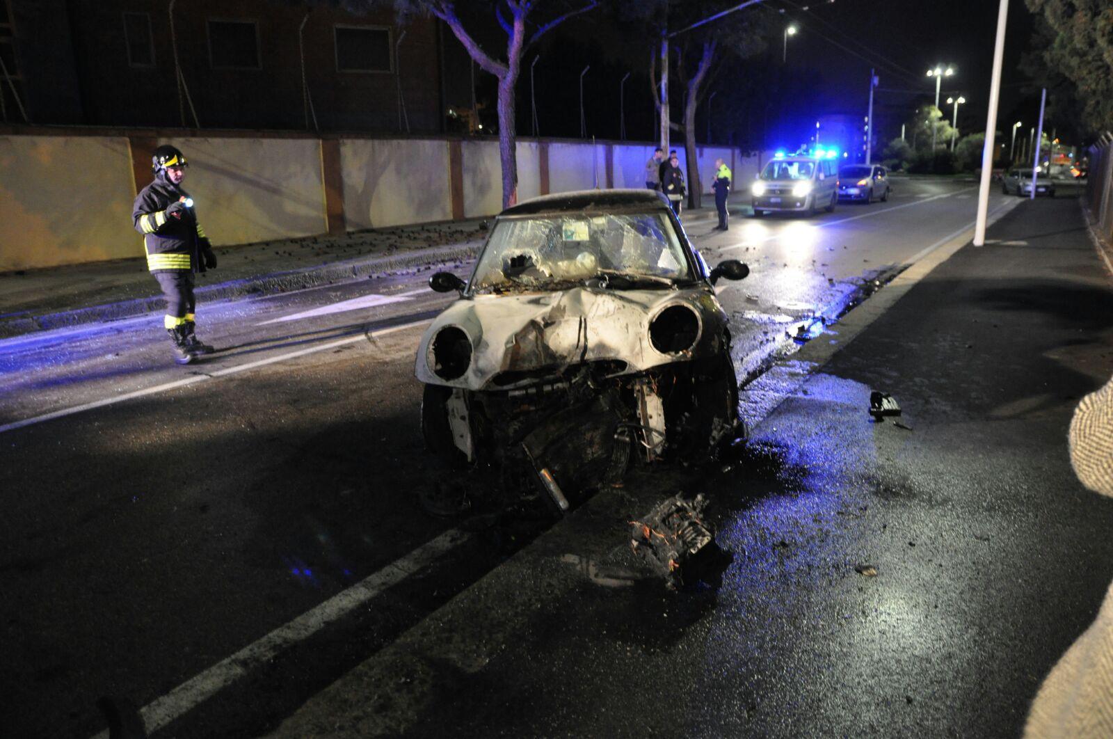 Cagliari, auto in fiamme dopo l'incidente: la conducente scappa