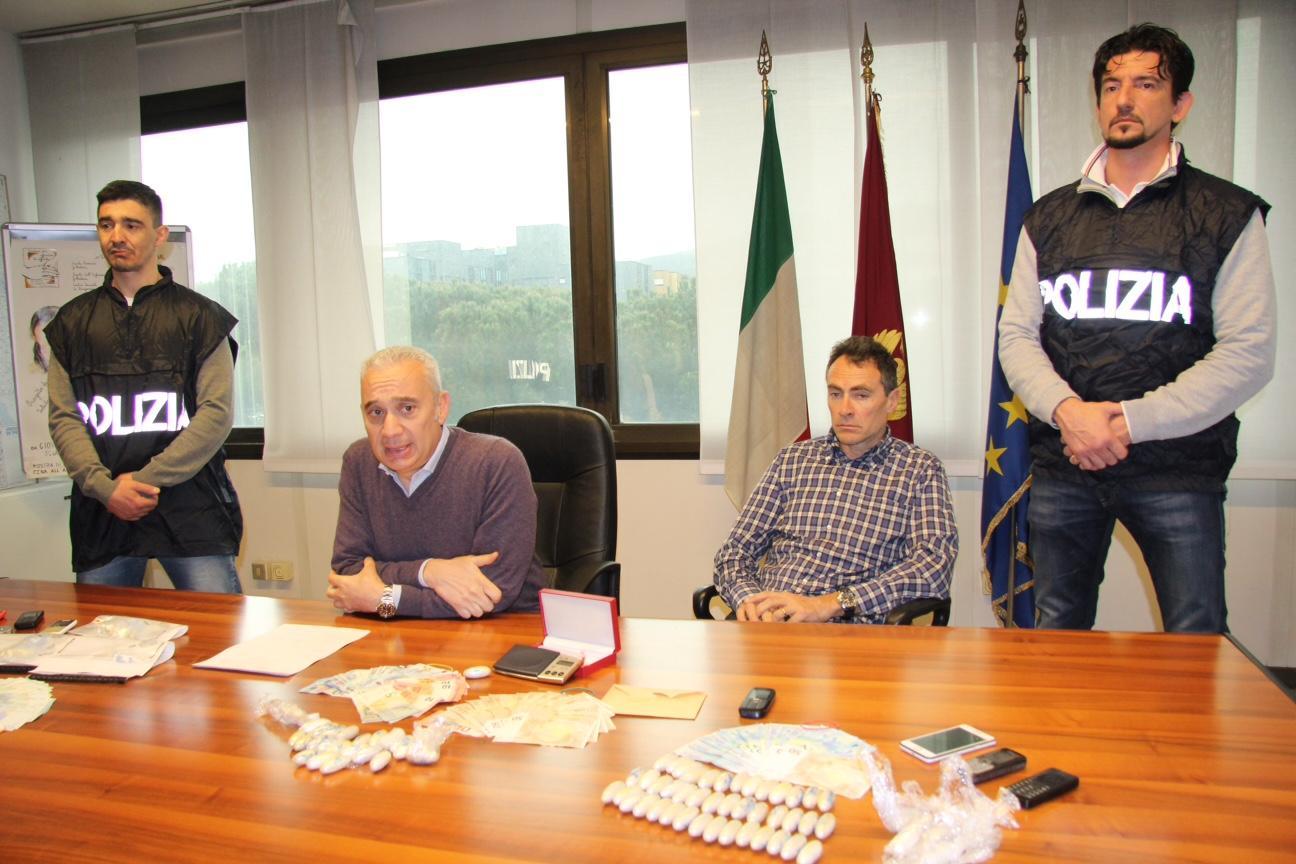 La droga e il denaro sequestrato dalla squadra mobile (foto Batavia)