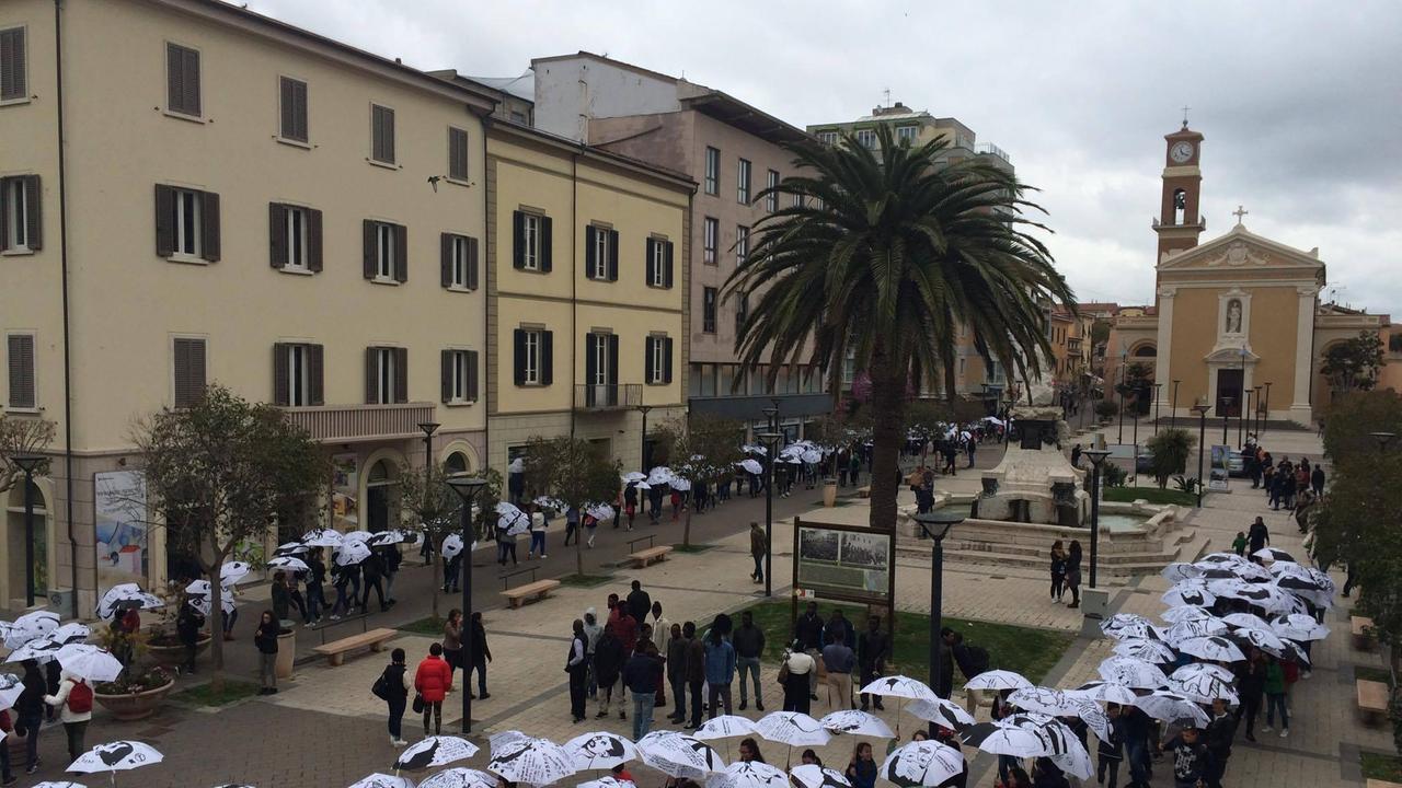Il corteo degli ombrelli bianchi davanti al Duomo (foto Falorni)