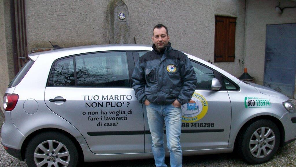 Moreno Ferrari con l’auto che utilizza per recarsi dai clienti