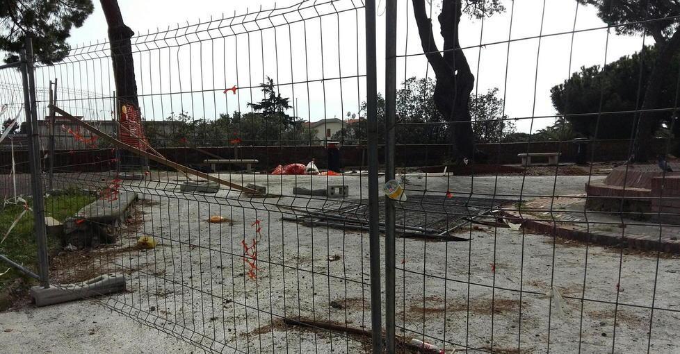 Ciclabile sulle mura Degrado e sporcizia il cantiere è al palo 