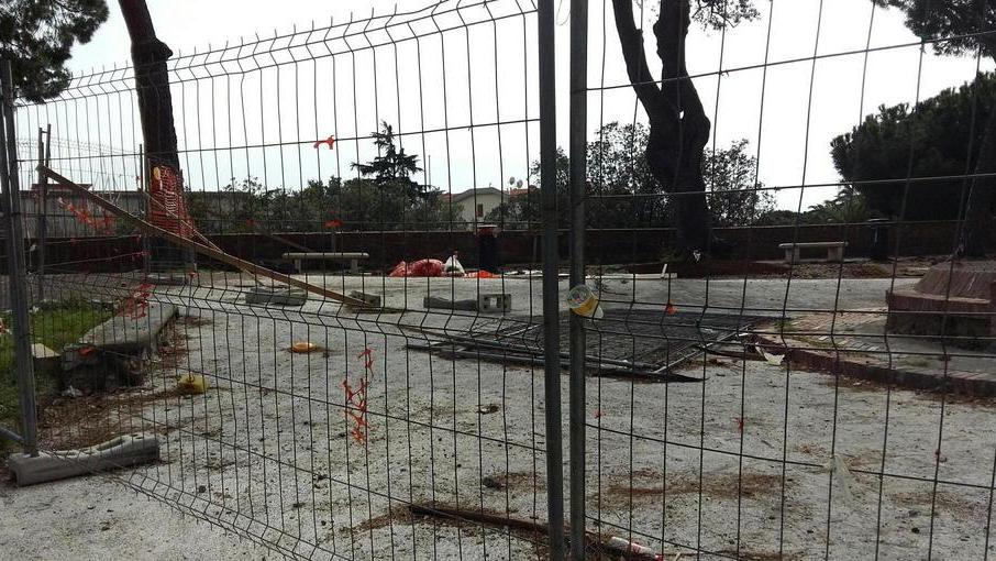 Ciclabile sulle mura Degrado e sporcizia il cantiere è al palo