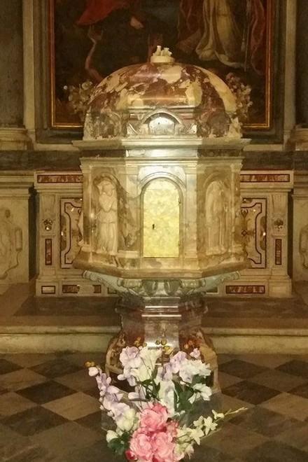 La statua spezzata nel duomo di Seravezza