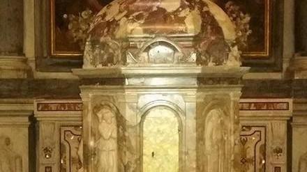 La statua spezzata nel duomo di Seravezza