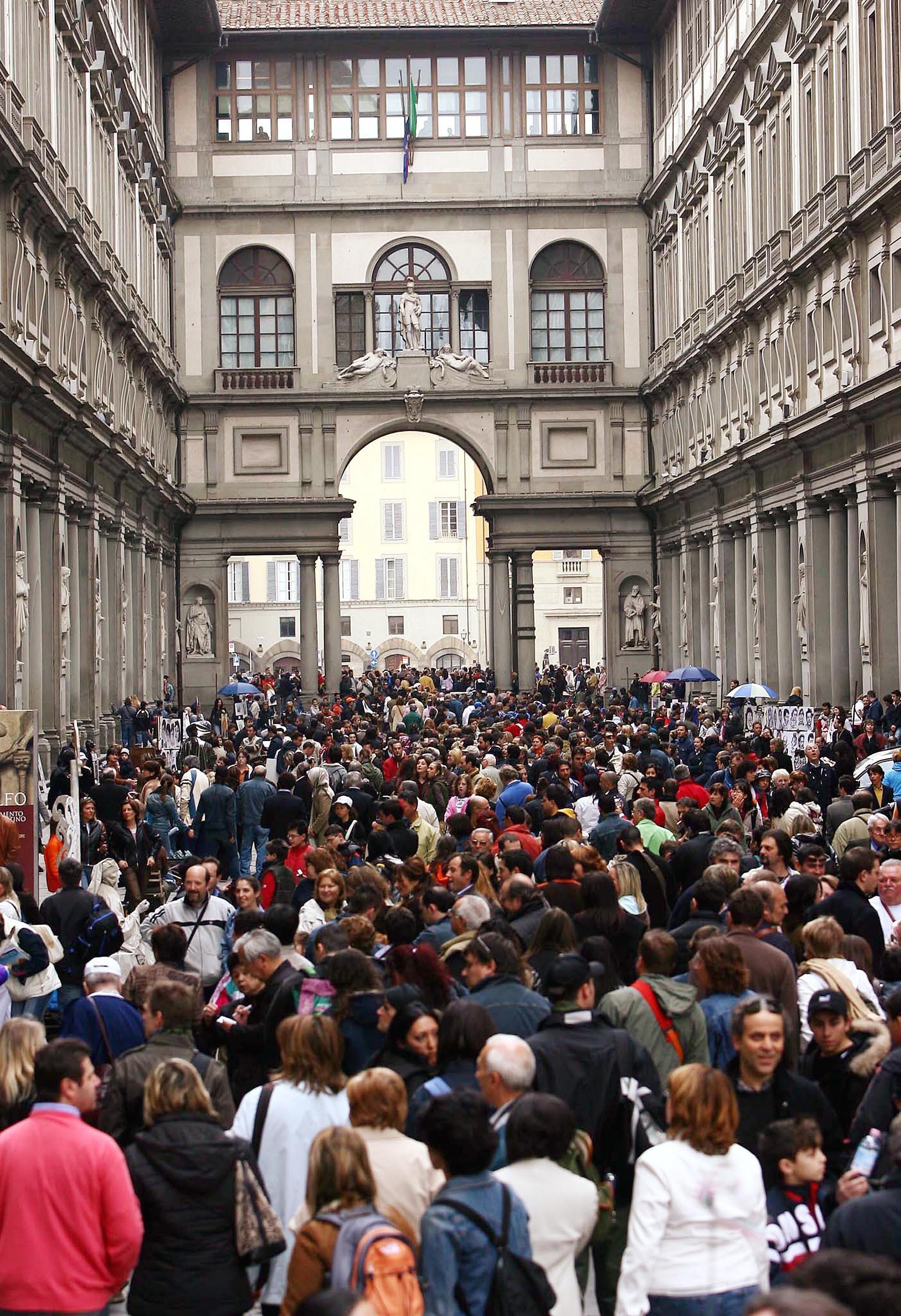 Il piazzale davanti agli Uffizi stracolmo di gente  (foto archivio)