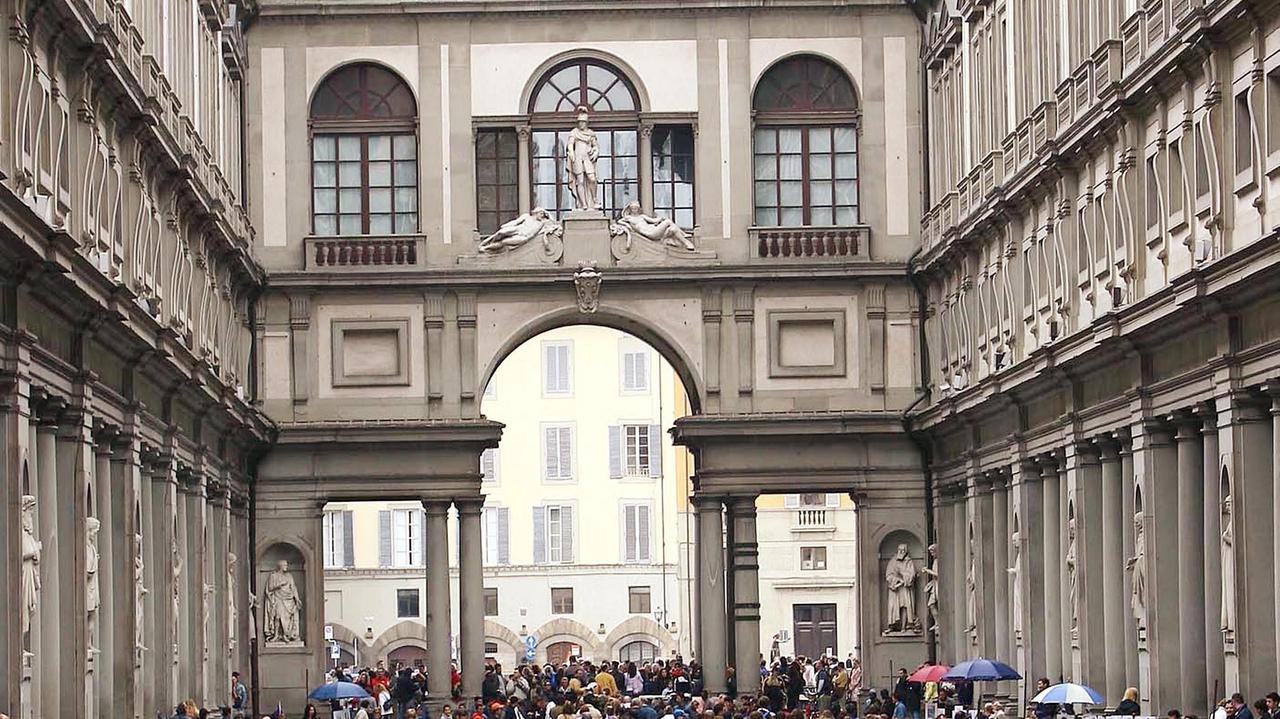 Il piazzale davanti agli Uffizi stracolmo di gente (foto archivio)