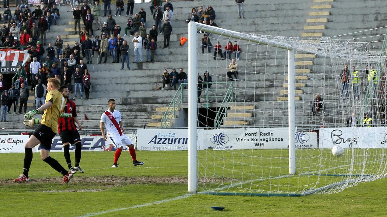 Il gol di Cani del Pisa nel primo tempo (foto Fabio Muzzi)