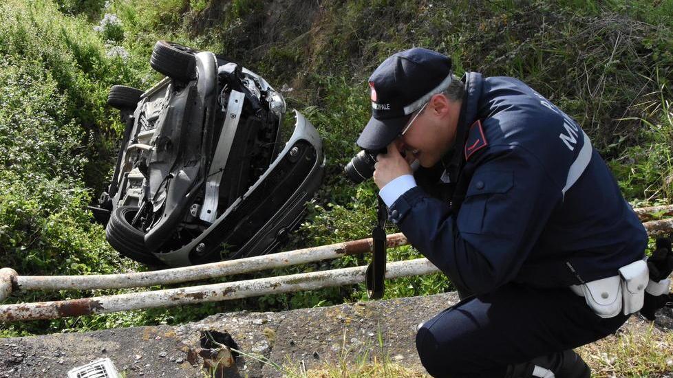 Finisce con l’auto nel fosso