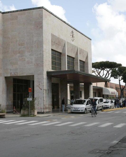 Sedicenne ferito al volto con una bottiglia