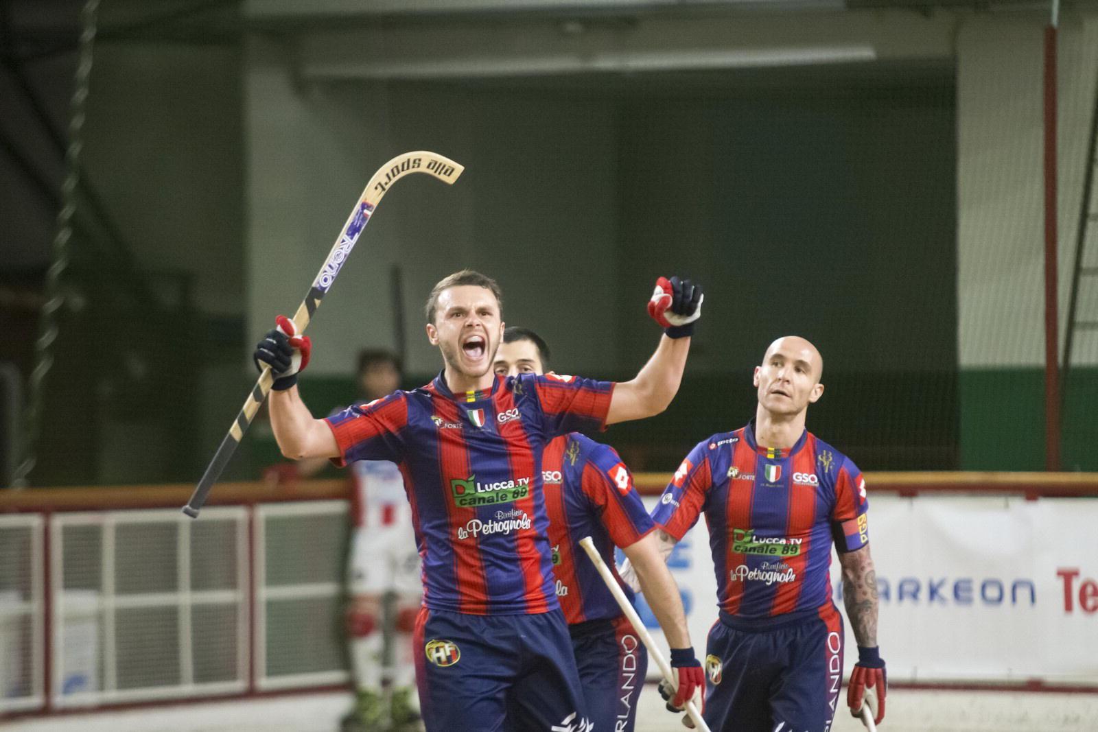 Marco Pagnini esulta dopo un gol (Foto Gabriele Baldi)