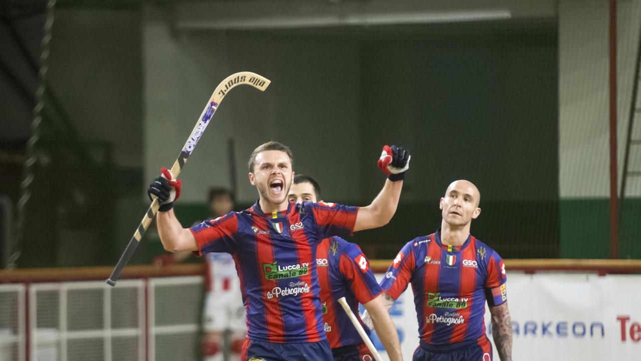 Marco Pagnini esulta dopo un gol (Foto Gabriele Baldi)