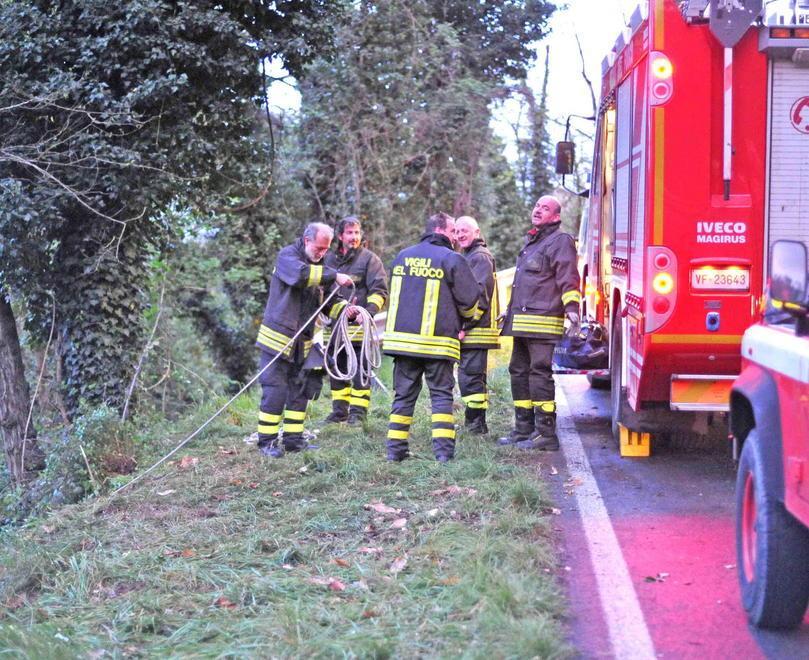 Auto precipita nella scarpata ferita la ragazza al volante